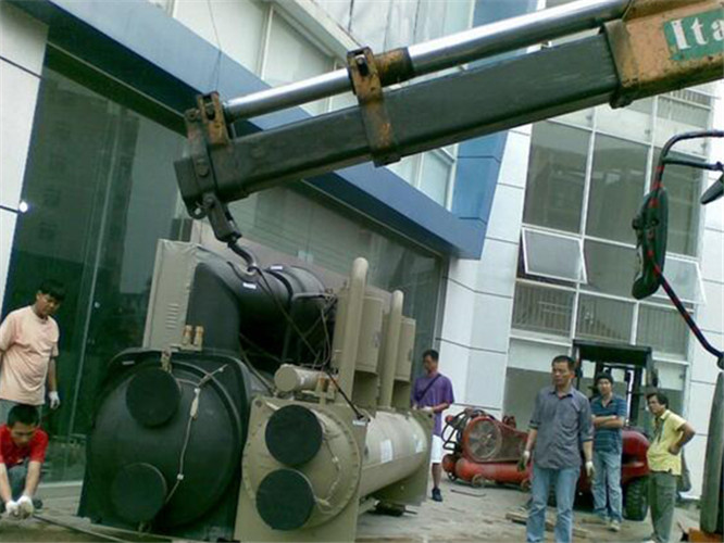 黄山市随车吊和汽车吊的核心区别是什么？哪种更省钱？